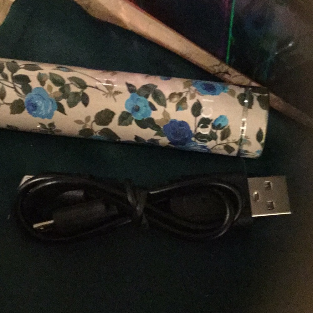 💙🌹🌸Brand New Gucci Smartphone Charger💙🌸🌹 - Picture 3 of 6